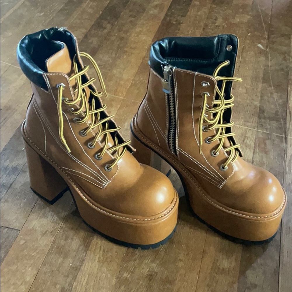 Like new BRATZ dollskill platform timberland 9